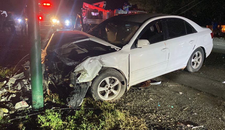Choque entre dos vehículos provoca colapso de poste de luz en carretera Hato Mayor-SPM