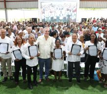 Más de 10,000 personas en Los Guaricanos reciben títulos de propiedad