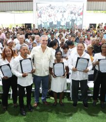 Más de 10,000 personas en Los Guaricanos reciben títulos de propiedad
