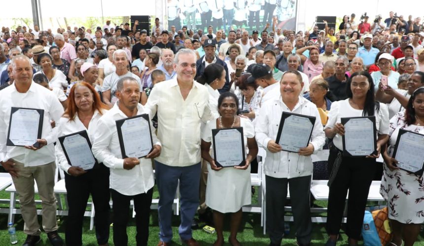 Más de 10,000 personas en Los Guaricanos reciben títulos de propiedad