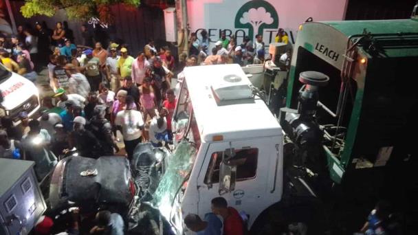 Choque entre camión de Basura y camioneta deja seis muertos en Verón