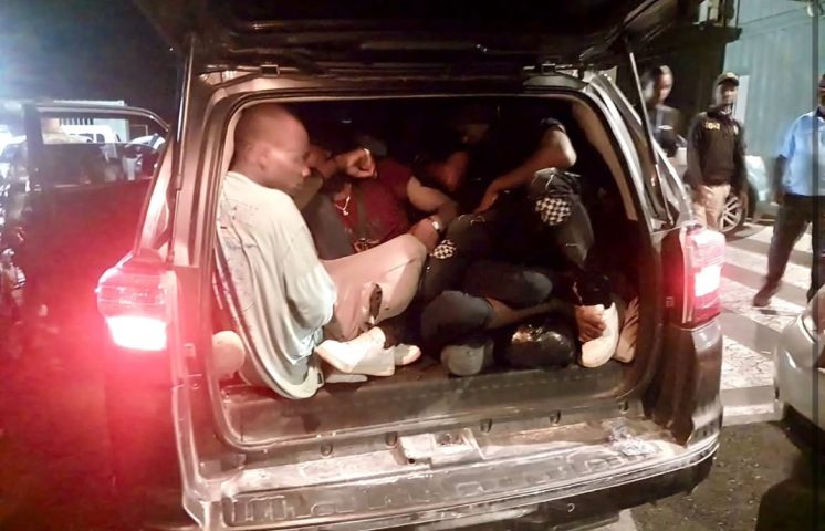 DGM y J-2 MIDE arrestan dominicano transportando 18 indocumentados en una jeepeta