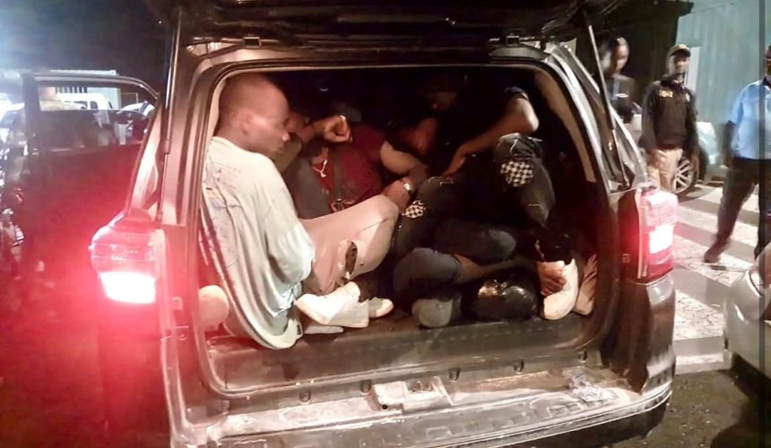 DGM y J-2 MIDE arrestan dominicano transportando 18 indocumentados en una jeepeta
