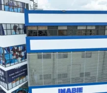 INABIE coordina con suplidores para acelerar distribución de uniformes escolares