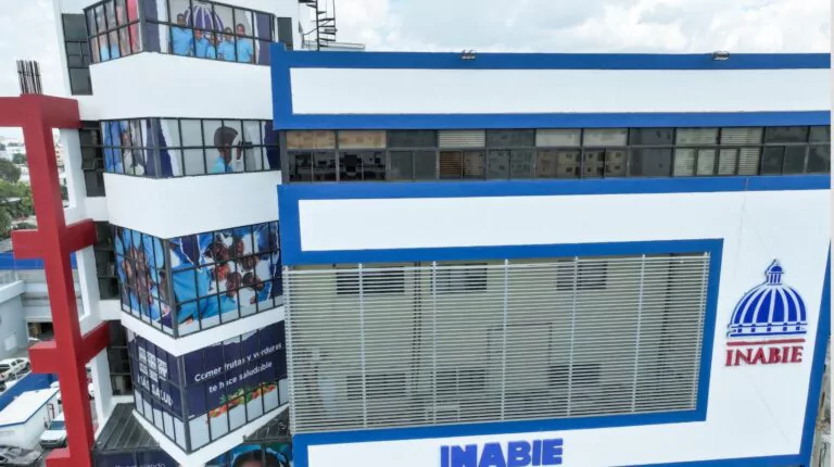 INABIE coordina con suplidores para acelerar distribución de uniformes escolares