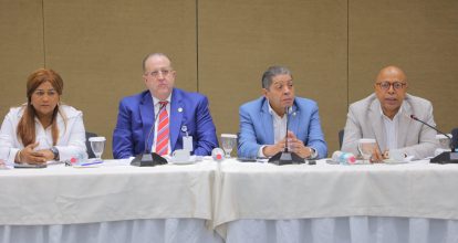 Ministro de Hacienda ofrece detalles del presupuesto reformulado a diputados