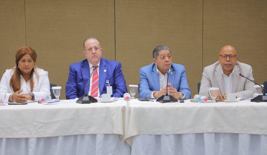 Ministro de Hacienda ofrece detalles del presupuesto reformulado a diputados