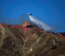 Un ola de incendios amenaza miles de hogares en la costa oeste de EE.UU.