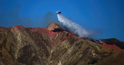 Un ola de incendios amenaza miles de hogares en la costa oeste de EE.UU.