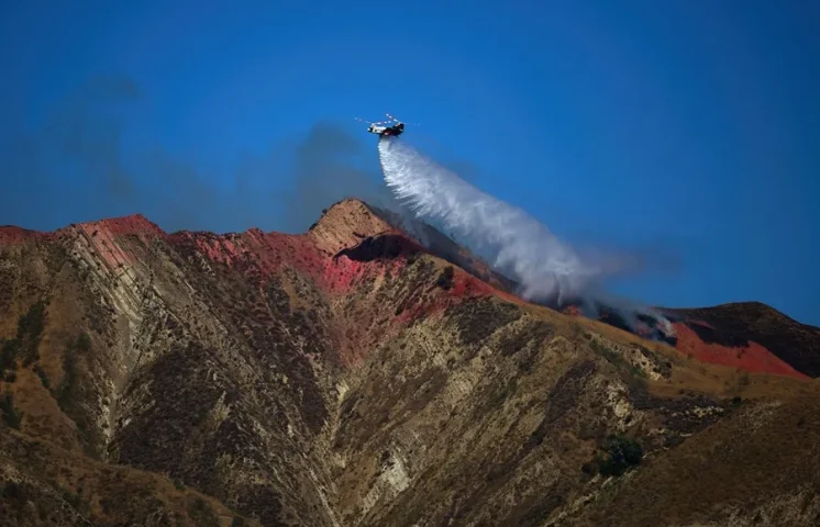 Un ola de incendios amenaza miles de hogares en la costa oeste de EE.UU.
