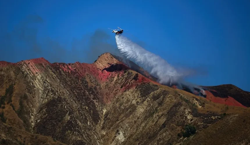 Un ola de incendios amenaza miles de hogares en la costa oeste de EE.UU.