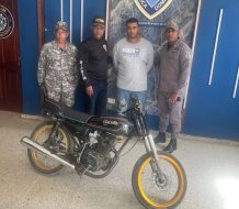 Detienen dos hombres que asaltaron a una mujer con su hija de 4 años en Jarabacoa