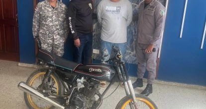 Detienen dos hombres que asaltaron a una mujer con su hija de 4 años en Jarabacoa