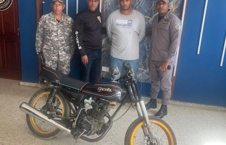 Detienen dos hombres que asaltaron a una mujer con su hija de 4 años en Jarabacoa