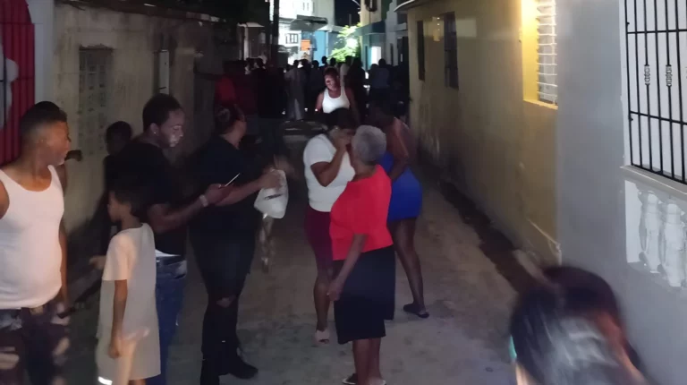 Madre habría envenenado a sus tres hijos y luego se quitó la vida en el ensanche Isabelita