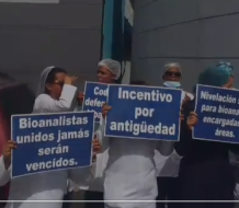 Bioanalistas protestan en demanda de aumento salarial y mejores condiciones laborales