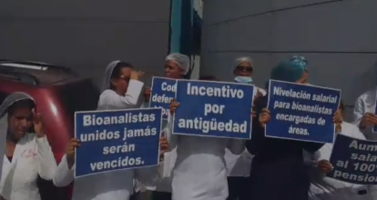 Bioanalistas protestan en demanda de aumento salarial y mejores condiciones laborales