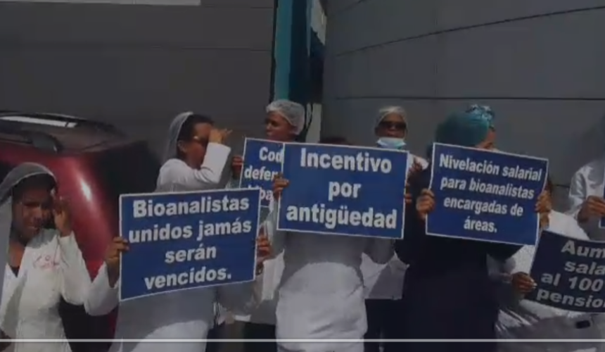 Bioanalistas protestan en demanda de aumento salarial y mejores condiciones laborales