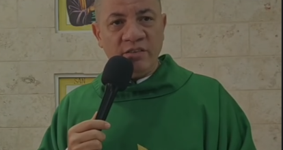 Sacerdote advierte que no aceptarán estudiantes con “pajones” ni cejas rayadas en liceo católico