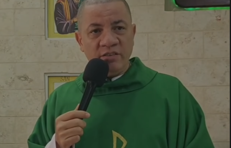 Sacerdote advierte que no aceptarán estudiantes con “pajones” ni cejas rayadas en liceo católico