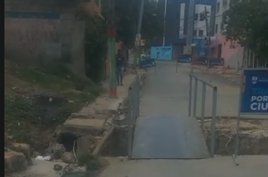Residentes de El Tamarindo denuncian abandono de obra en calle Mónica Mota
