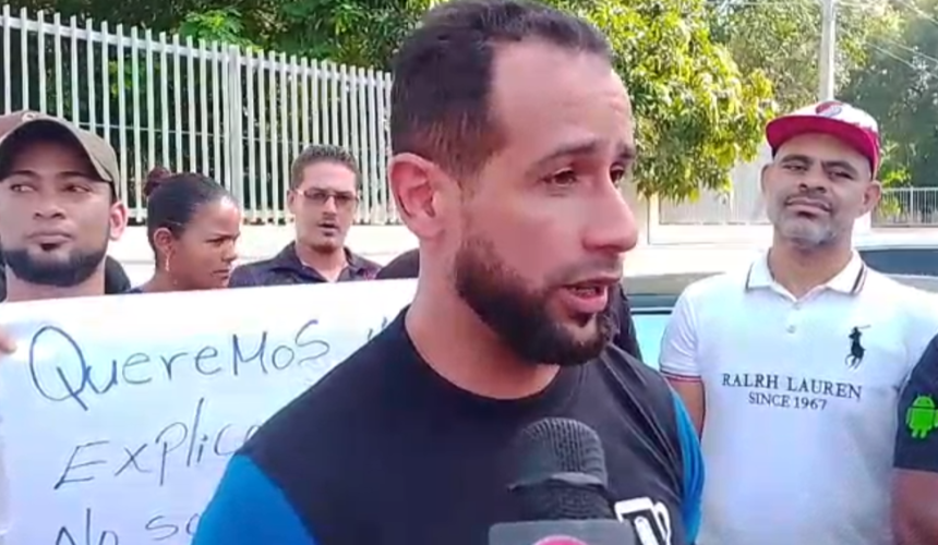 Dueños de tiendas de celulares protestan por incautación de equipos en Santiago