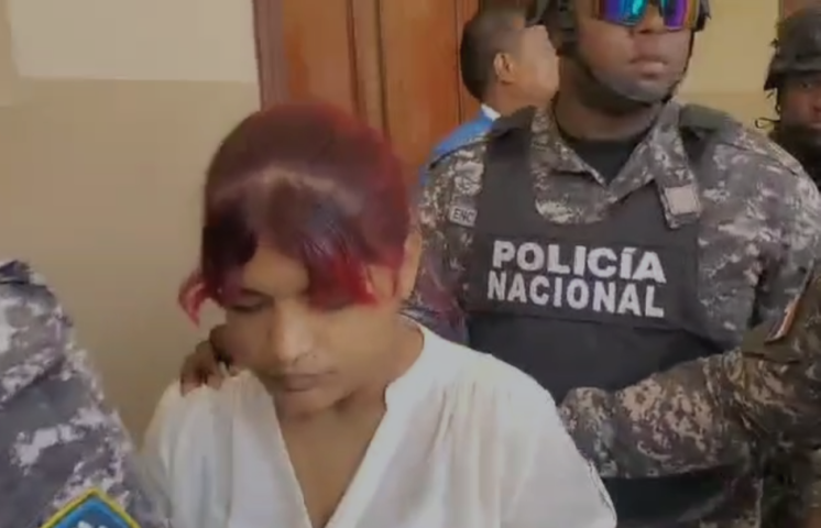 Dictan un año de prisión preventiva contra mujer acusada de muerte de taxista en Moca