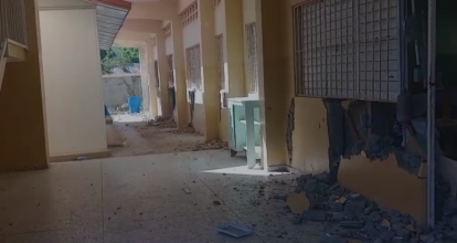Madres protestan por mal estado de la Escuela Buen Hombre en Montecristi