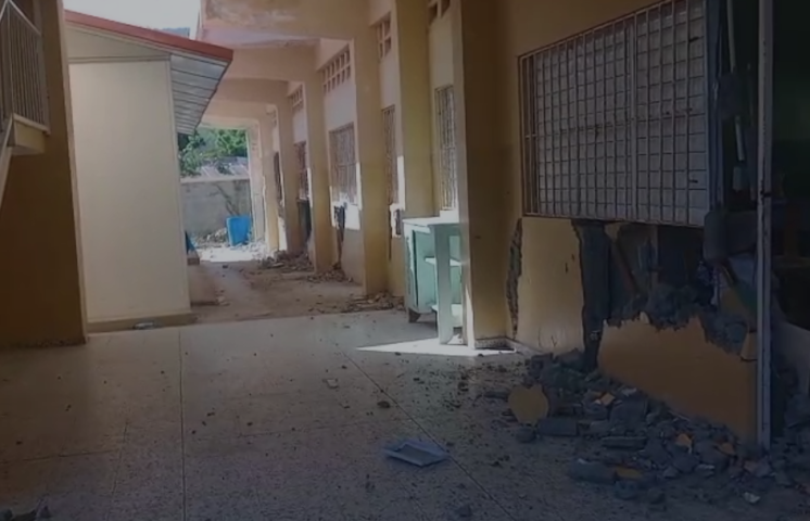 Madres protestan por mal estado de la Escuela Buen Hombre en Montecristi