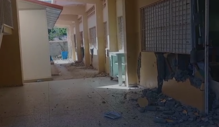 Madres protestan por mal estado de la Escuela Buen Hombre en Montecristi
