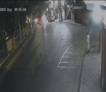Asaltantes caen de motocicleta tras arrebatar celular en Haina