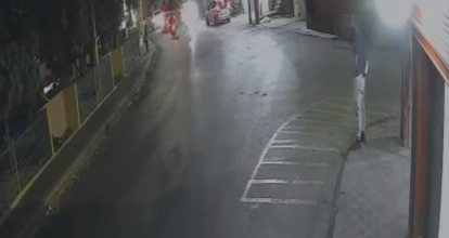 Asaltantes caen de motocicleta tras arrebatar celular en Haina