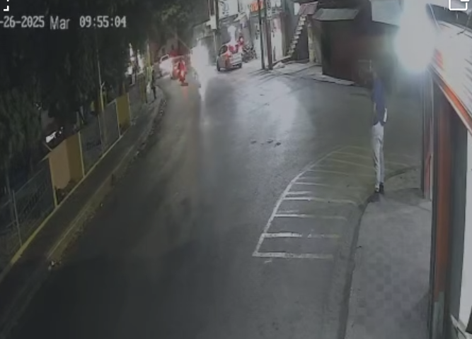 Asaltantes caen de motocicleta tras arrebatar celular en Haina