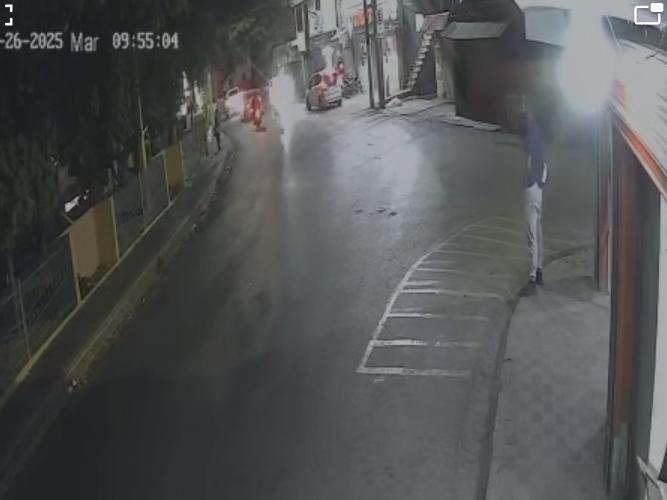 Asaltantes caen de motocicleta tras arrebatar celular en Haina