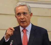 Condenan expresidente colombiano a 12 años de prisión domiciliaria por soborno y fraude