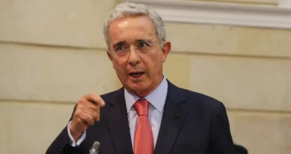 Condenan expresidente colombiano a 12 años de prisión domiciliaria por soborno y fraude