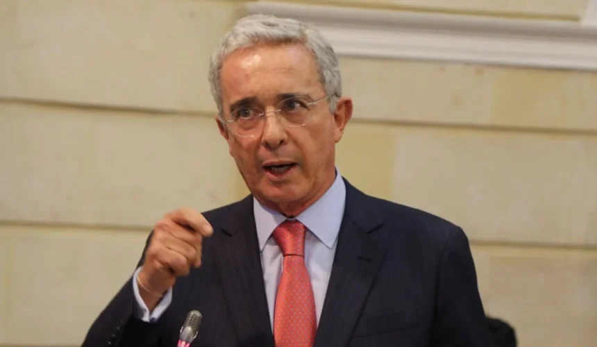 Condenan expresidente colombiano a 12 años de prisión domiciliaria por soborno y fraude