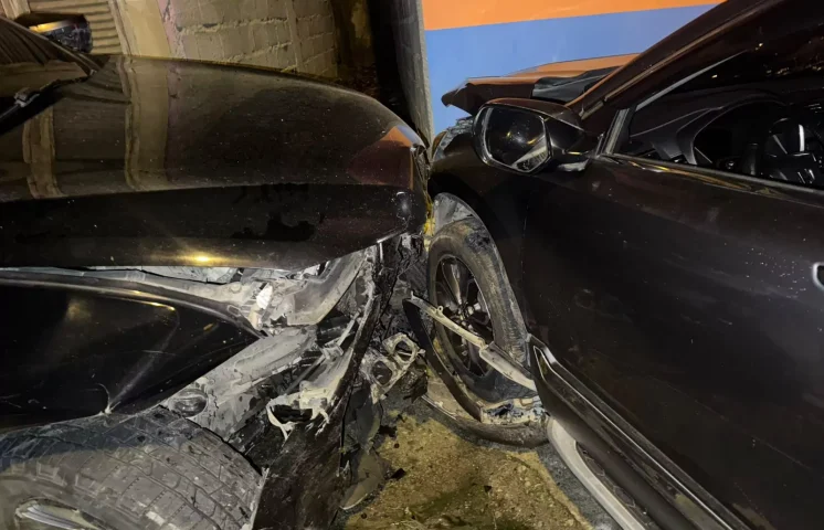 Joven resulta herido al chocar con camioneta del síndico de Loma de Cabrera