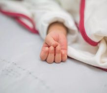 Encuentran bebé sin vida mientras dormía junto a sus padres en Navarrete