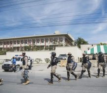 EE. UU. cierra su embajada en Haití por intensos tiroteos en Puerto Príncipe; personal permanece confinado