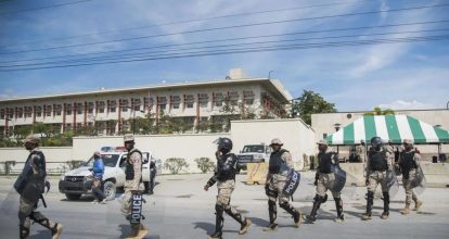 EE. UU. cierra su embajada en Haití por intensos tiroteos en Puerto Príncipe; personal permanece confinado
