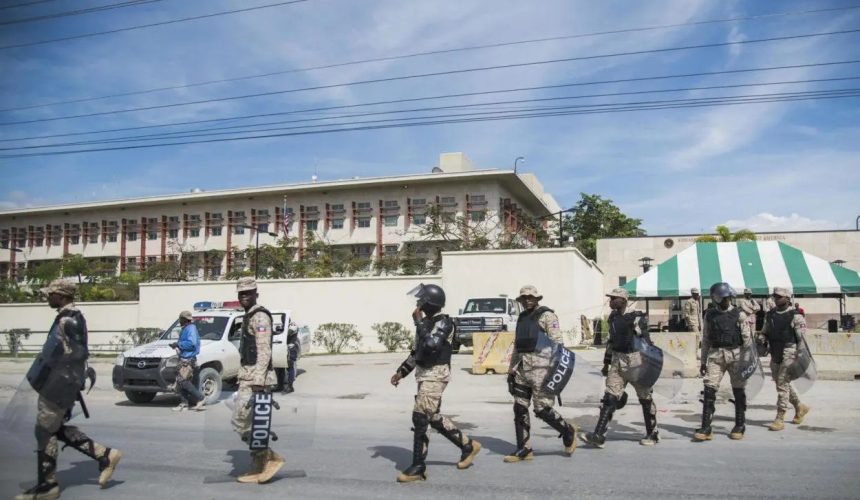 EE. UU. cierra su embajada en Haití por intensos tiroteos en Puerto Príncipe; personal permanece confinado