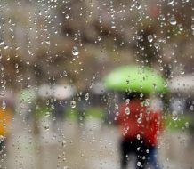 Prevén chubascos matutinos y algunos aguaceros en la tarde para este inicio de semana laboral