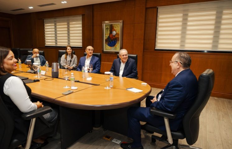 Ministro Magín Díaz se reúne con la ONEC; reafirma apertura al diálogo para fortalecer economía nacional