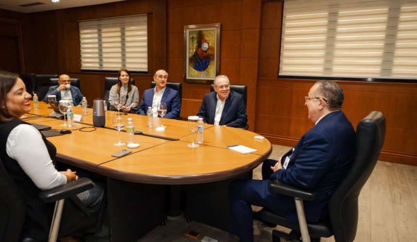 Ministro Magín Díaz se reúne con la ONEC; reafirma apertura al diálogo para fortalecer economía nacional