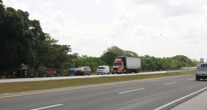Denuncian negocios de comida en Autovía del Coral atraen parqueo vehicular peligroso