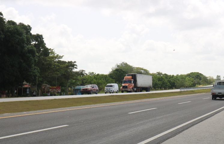 Denuncian negocios de comida en Autovía del Coral atraen parqueo vehicular peligroso