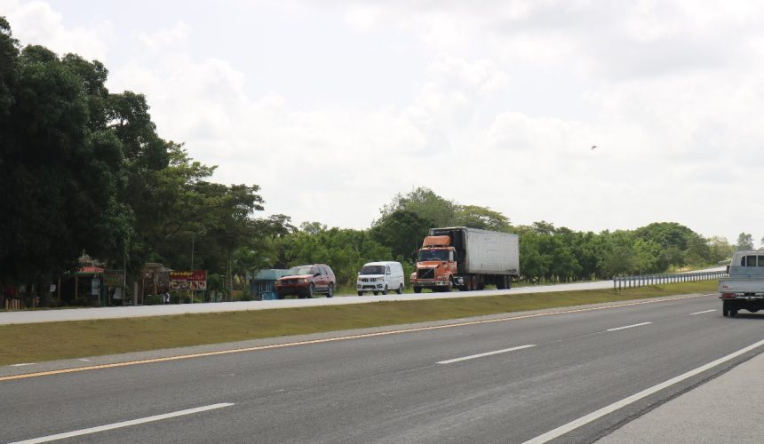 Denuncian negocios de comida en Autovía del Coral atraen parqueo vehicular peligroso