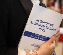 Universal impulsa la educación con el auspicio de un libro sobre seguros