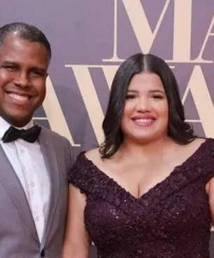 Economista Ernesto Jiménez es reconocido en los premios Magazines Awards 2025